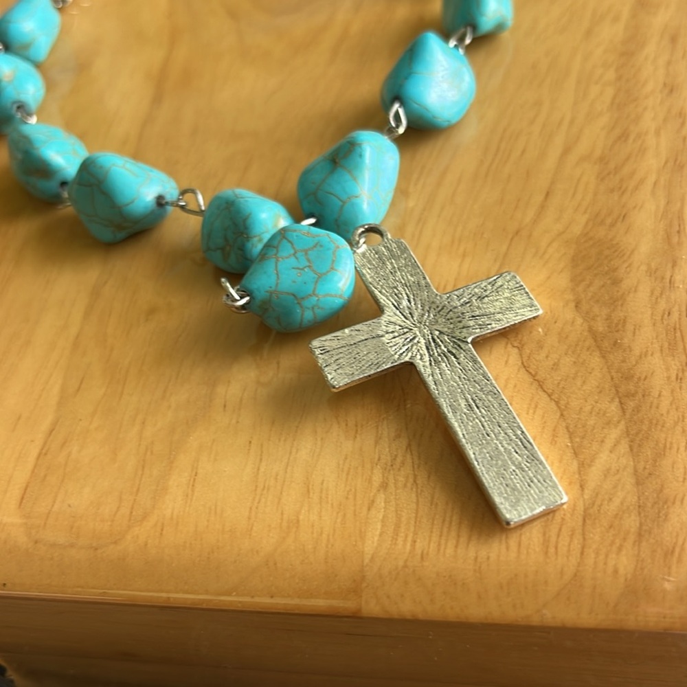 New blue stones with silver metal 17 inch fashion necklace with large cross - Picture 2 of 4